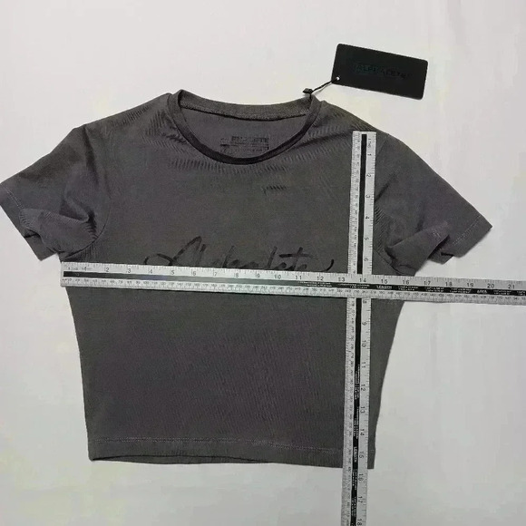 Alphalete Short sleeve Crop shirt.  Ladies size xs. NWT - Picture 3 of 6